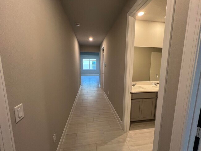 Building Photo - 6313 Cloverdale Ave