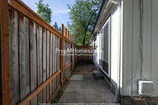 Building Photo - Updated Two Bedroom Duplex in Sellwood - Garage Included!