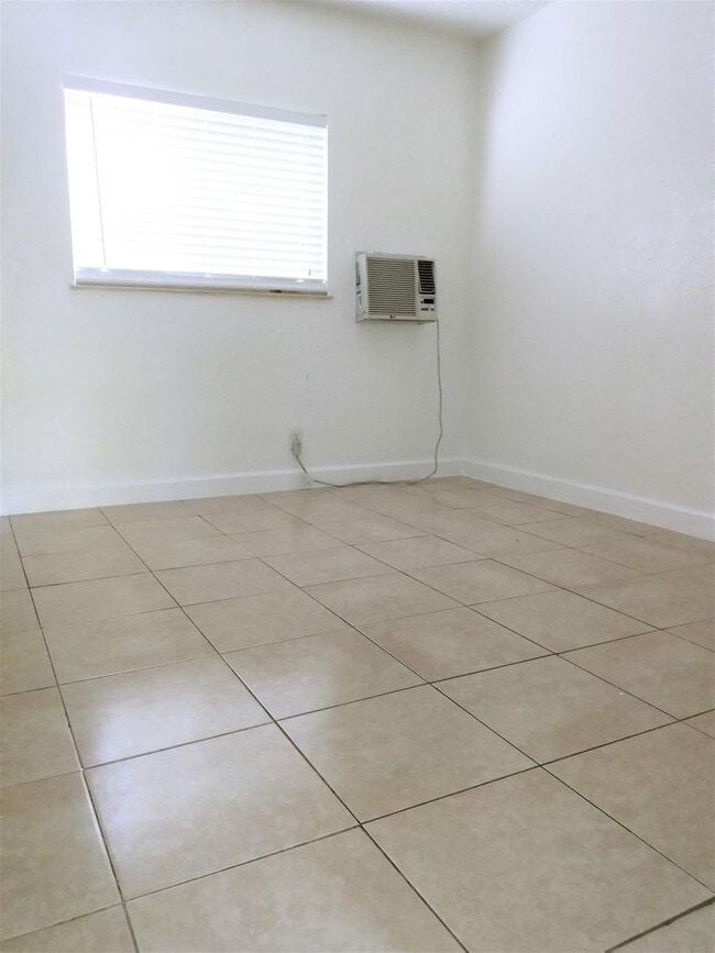 Building Photo - 701 SW 14th Ave