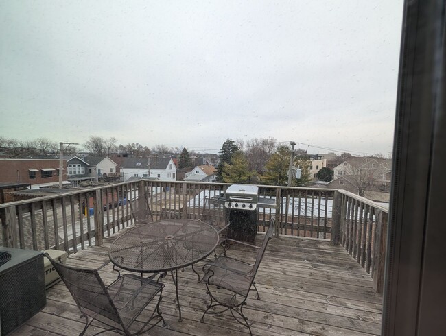 Building Photo - Rarely on the Market! Luxury 4-Bed/3-Bath Duplex in Lincoln Park