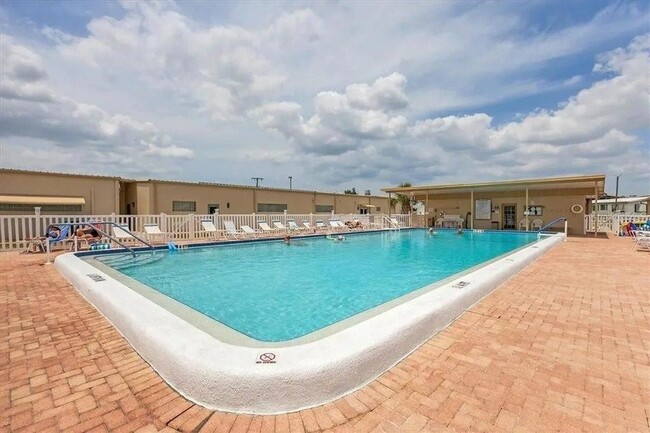 Building Photo - 4108 10th St Ct E