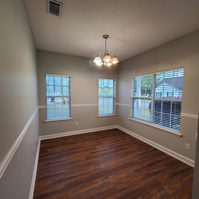 Building Photo - Luxurious and Spacious 3BR/2BA Rental Home...