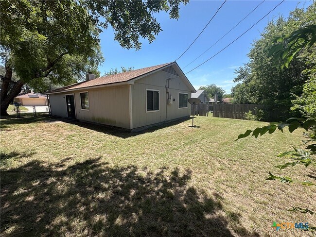 Building Photo - 2211 Barry Dr
