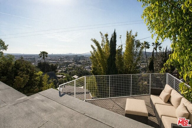 Building Photo - 2107 Mayview Dr