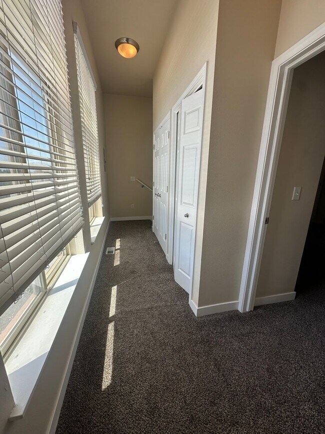 Building Photo - GORGEOUS Downtown Unit!!!