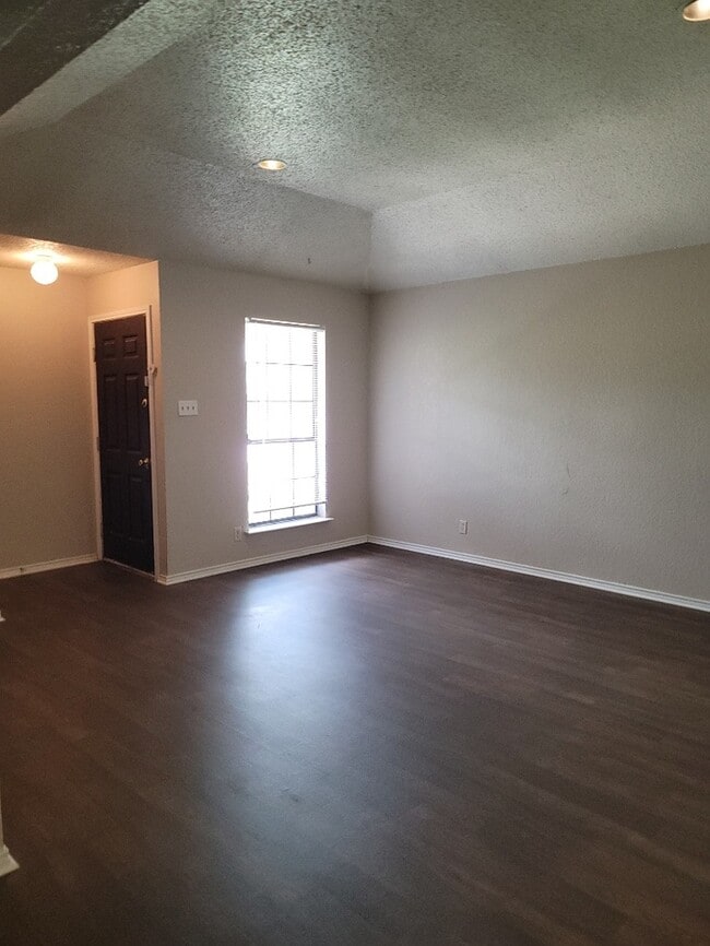 Building Photo - Duplex in Saginaw 2 bedrooms 1 bath