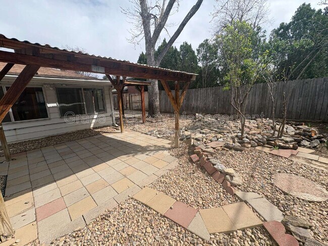 Building Photo - 287 Troy St