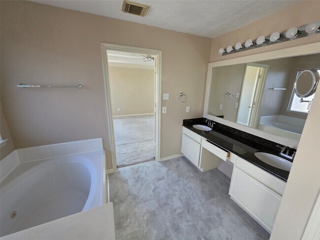 Building Photo - 4815 Knights Branch Dr