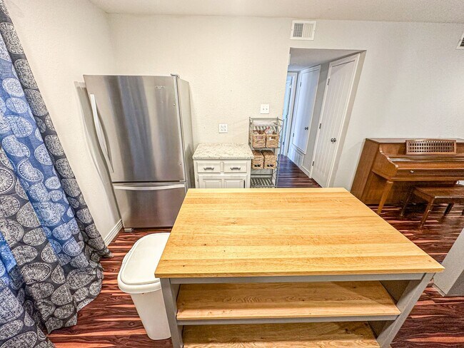 Building Photo - 2-Bedroom, 2-Bathroom Condo at District-12!!
