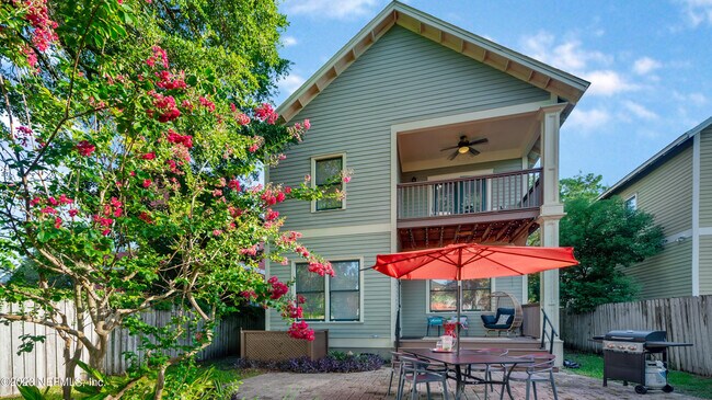 Building Photo - 128 E 9th St