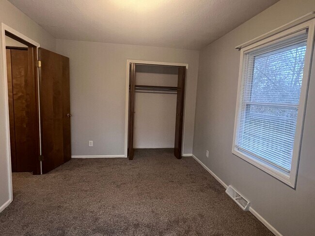 Building Photo - Three Bedroom Duplex in Rockford!