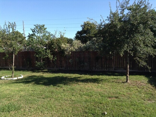 Building Photo - 2210 2 Trail Dr