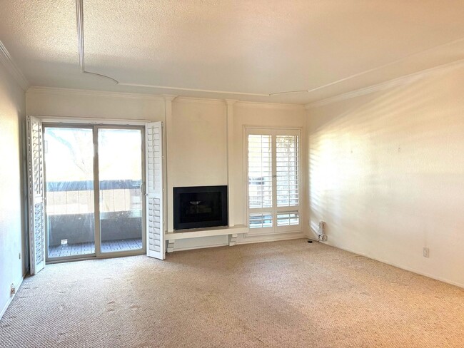 Building Photo - Updated Single-Level Condo in Mission Ridg...