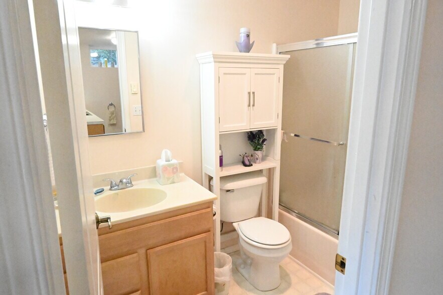 Building Photo - 6246 NE Eagle Harbor Dr