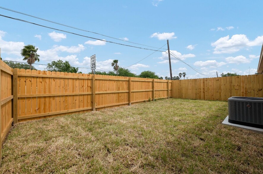 Building Photo - 303 Mistletoe Ave