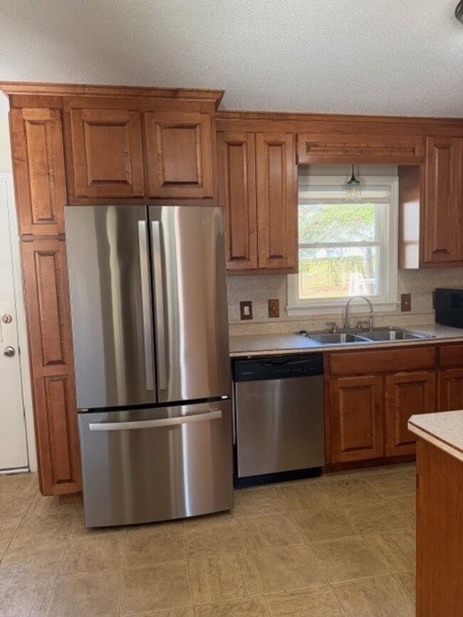 Building Photo - 3 Bedroom/2 Bathroom - Close to SJAFB, Shopping, Restaurants!