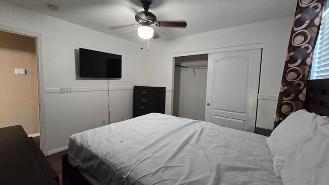 Building Photo - 2 story, 2 car garage, 5 bedroom, coveredpatio, All appliances. move in ready home with solar inc...