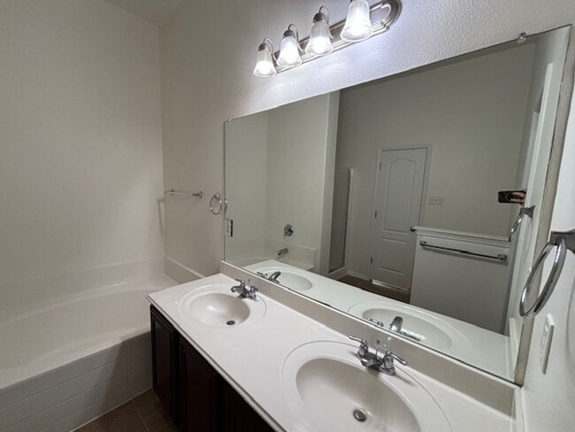 Building Photo - Cute 3 bedroom