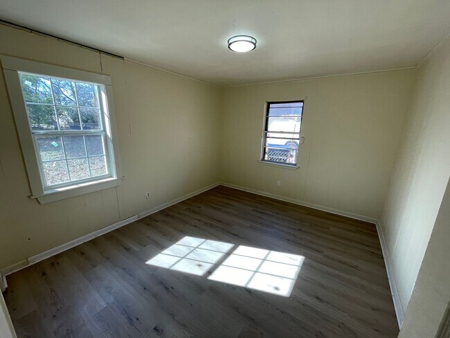 Building Photo - 209 E Dudley Dr