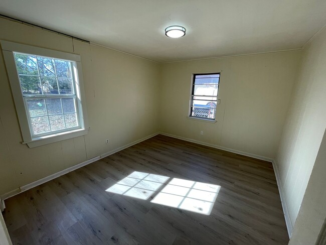 Building Photo - Remodeled 2 Bedroom Home