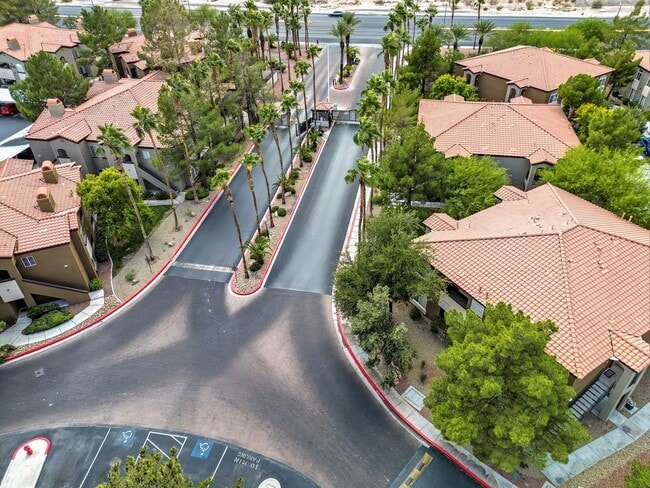 Building Photo - Upgraded 1 Bedroom Condo in Gated Communit...