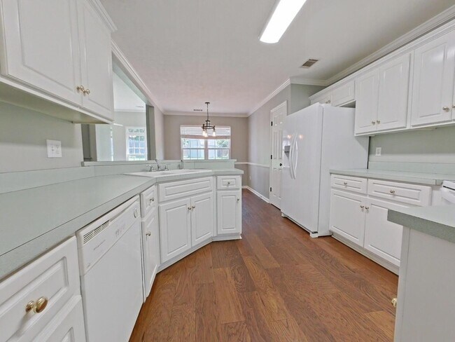 Building Photo - 304 Farmington Dr