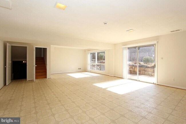 Building Photo - 6220 Robinwood Rd