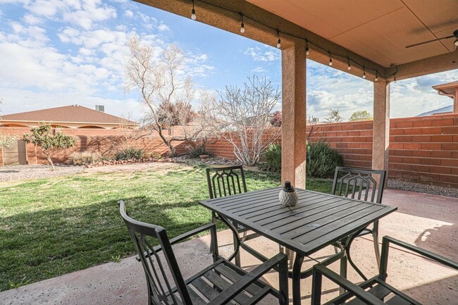 Building Photo - Beautiful 4 Bed 2 Bath - Dogs Allowed!