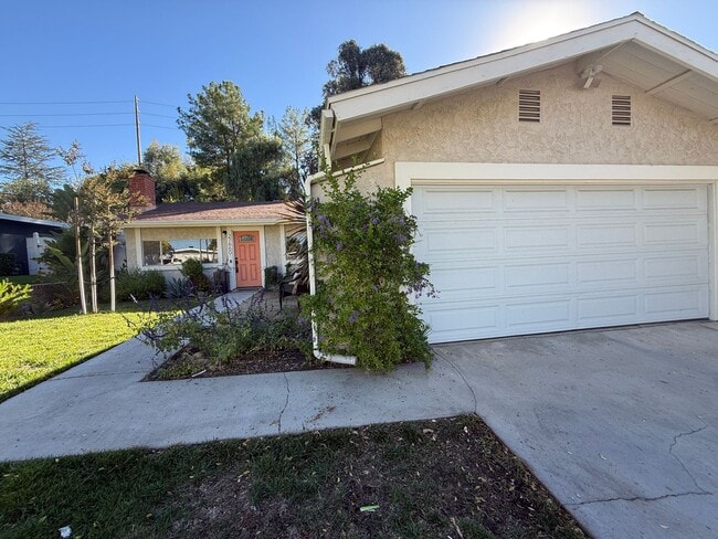 Building Photo - 3-Bedroom Home with Dog Run and Private Ya...