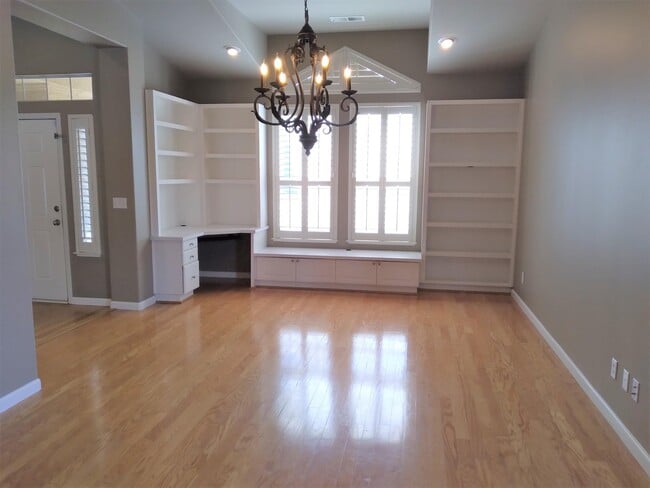 Building Photo - 553 W Fallbrook Ave