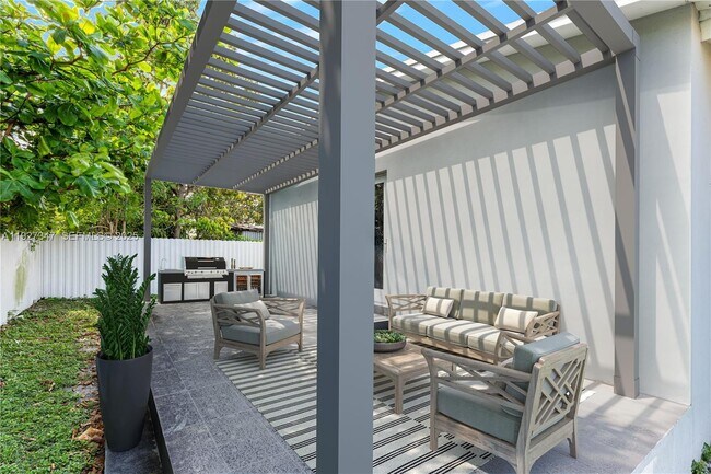 Building Photo - 800 NW 67th St