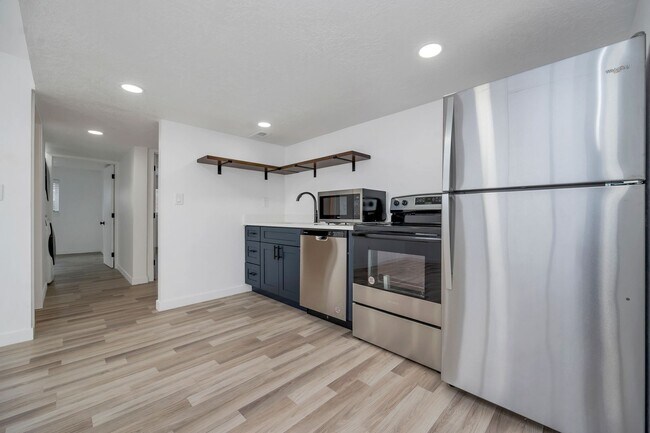 Building Photo - 2642-2642 S 800 E