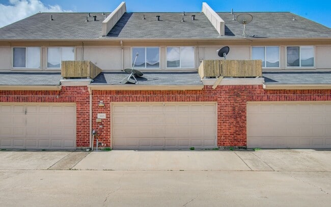 Building Photo - Affordable 3-Bedroom Townhome in Prime Missouri City Location