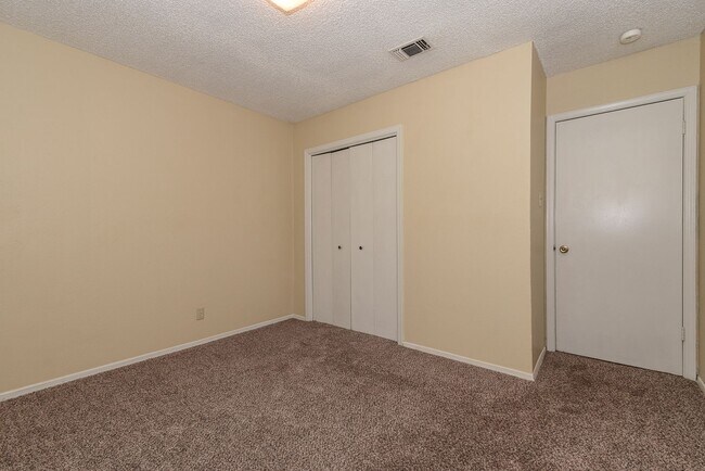 Building Photo - 3910 Peperport Dr
