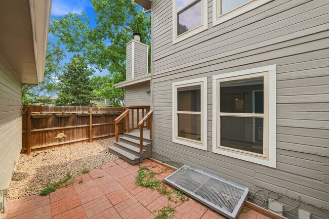 Building Photo - 3 bed, 3 full bath - perfect for roommates!