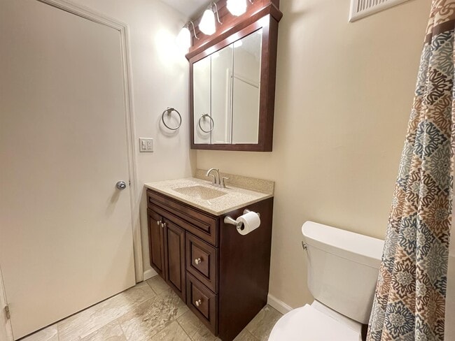 Building Photo - 648 Carriage Cir