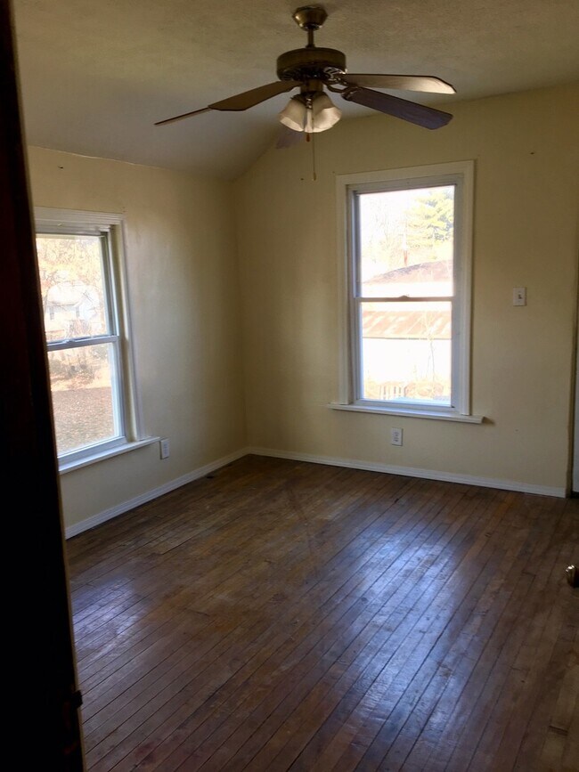 Building Photo - 3 bedroom / 1.5 bath w/Central Air, Basement and Detached 2 Car Garage