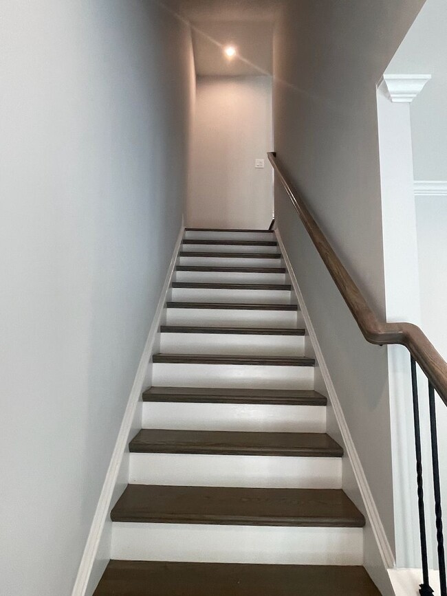 Building Photo - Amenities and Location Make this 3-Level T...
