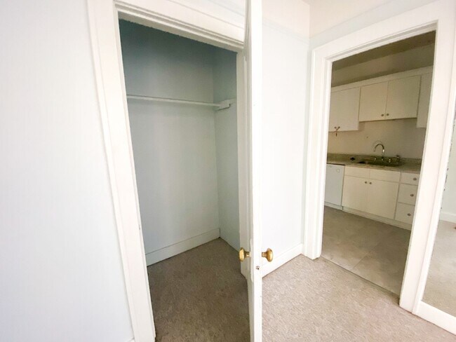 Building Photo - 1BD/1BA on Audubon Park, with Off street p...