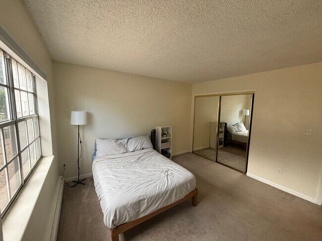 Building Photo - Jasmine Condos Updated 1 bd/1ba