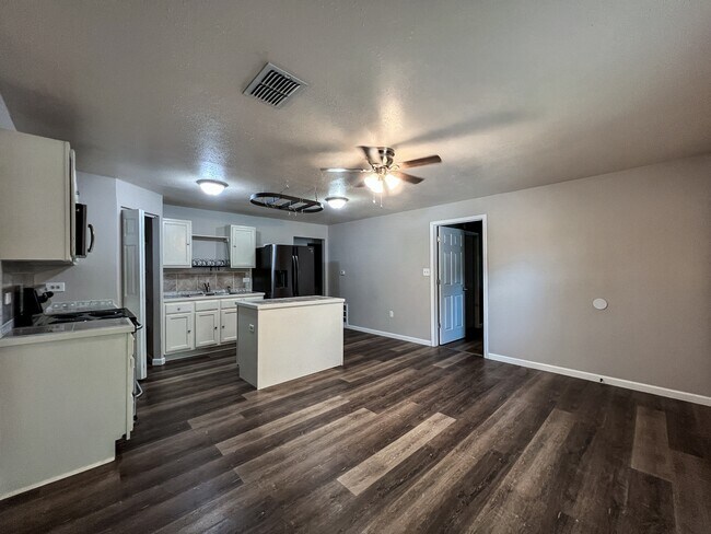 Building Photo - 1825 Lakeview Dr