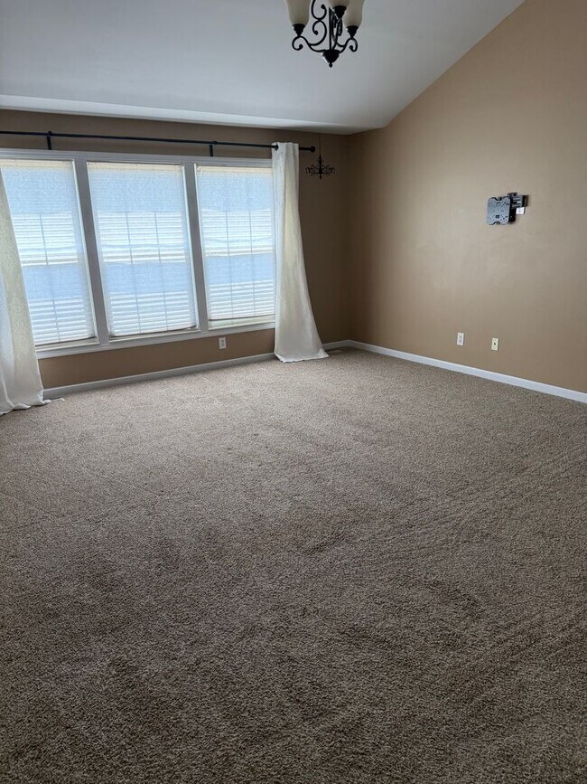 Building Photo - 4BR/3.5BA | Newly Renovated Single Family Home | Large Home is Desirable Pine Run!  Best of Mason