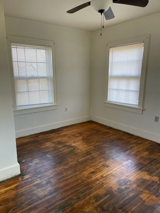 Building Photo - 2+ BEDROOM  1 BATHROOM HOUSE