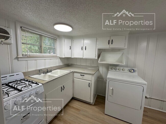 Building Photo - Newly Renovated 1 Bedroom Apartment – Walk...