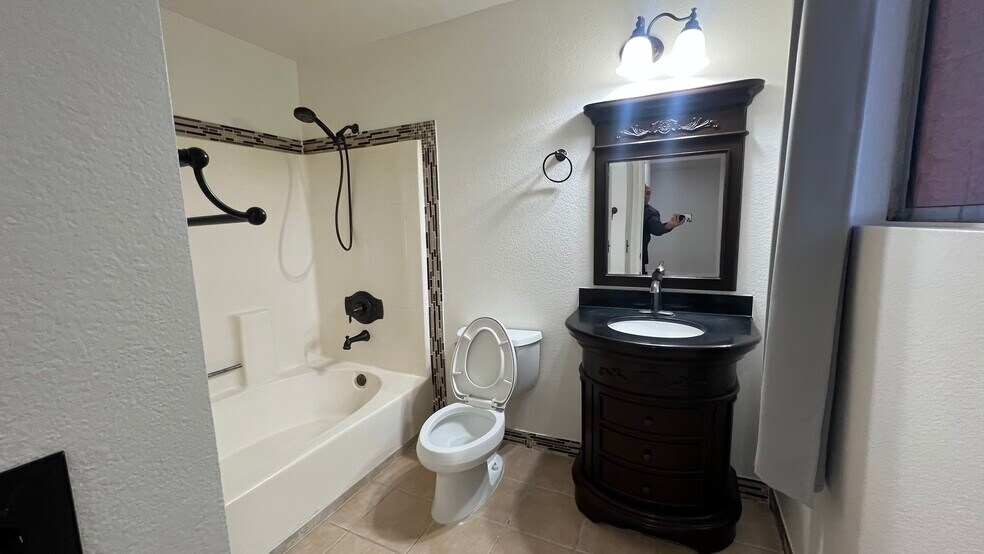 Master bathroom - 38238 La Loma Ave