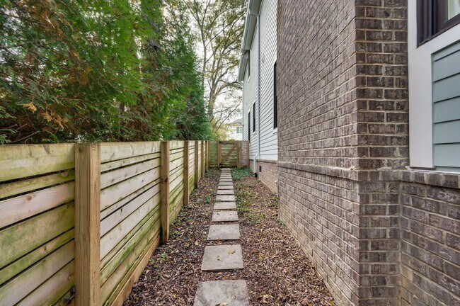 Building Photo - Franklin Gem Walking Distance to Downtown!