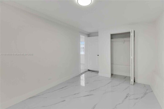 Building Photo - 950 NE 163rd St