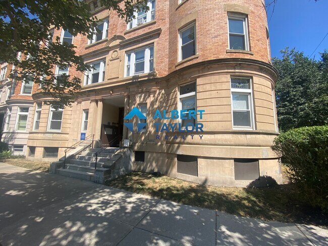 Building Photo - 1824 Beacon St