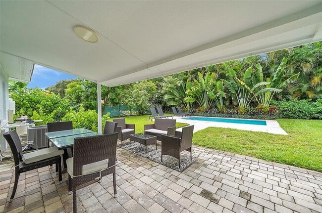 Building Photo - 400 NE 26th Dr