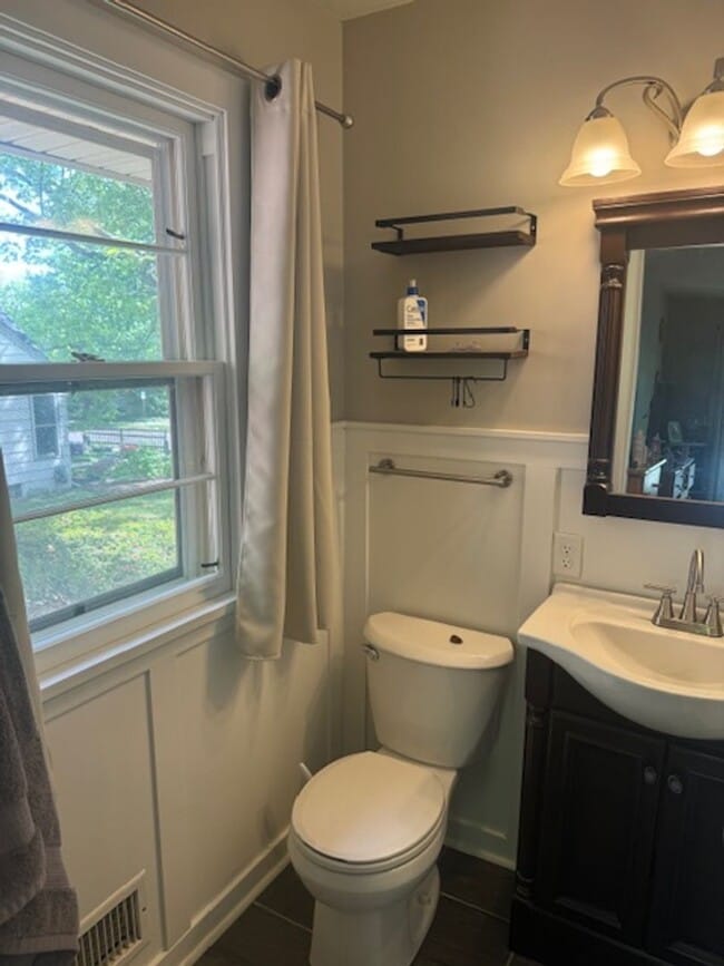 Building Photo - Updated 4 BR / 3 BA SFH w/ Hdwd Flrs, Sunny Porch, 2-car Garage in Robbinsdale!